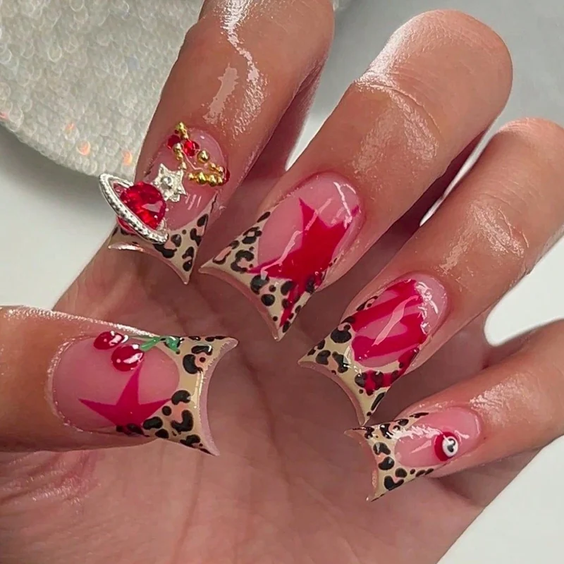 Glamouröse Blumenschmuck-Nagelverlängerungen Karnz