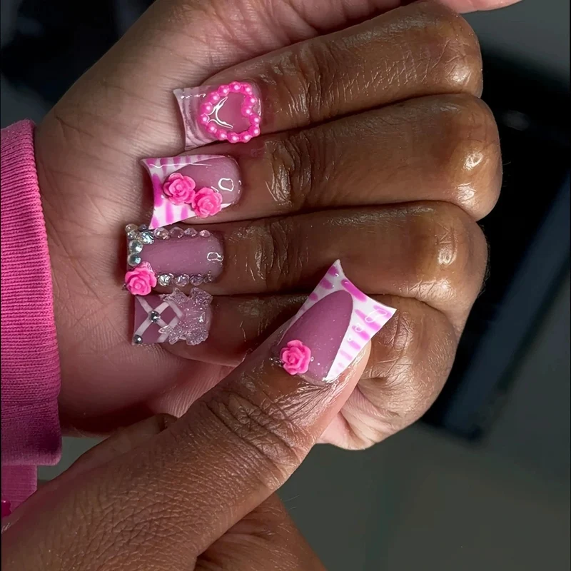 Glamouröse Blumenschmuck-Nagelverlängerungen Karnz