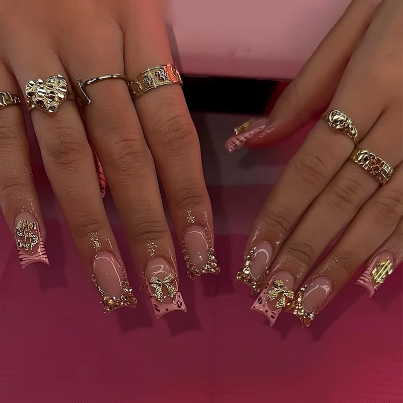 Glamouröse Blumenschmuck-Nagelverlängerungen Karnz