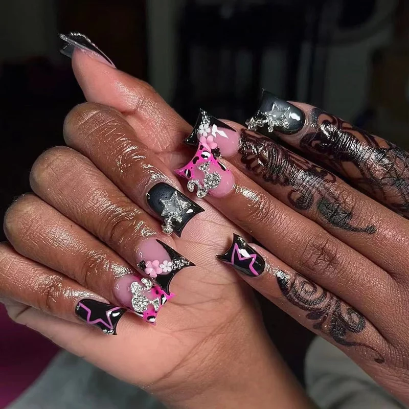 Glamouröse Blumenschmuck-Nagelverlängerungen Karnz