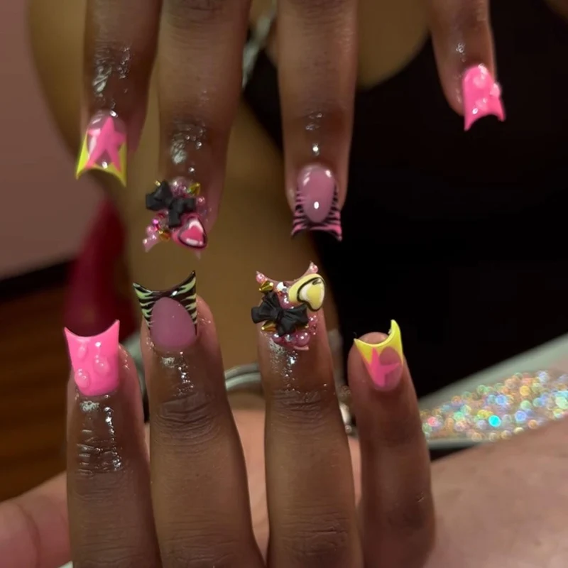 Glamouröse Blumenschmuck-Nagelverlängerungen Karnz