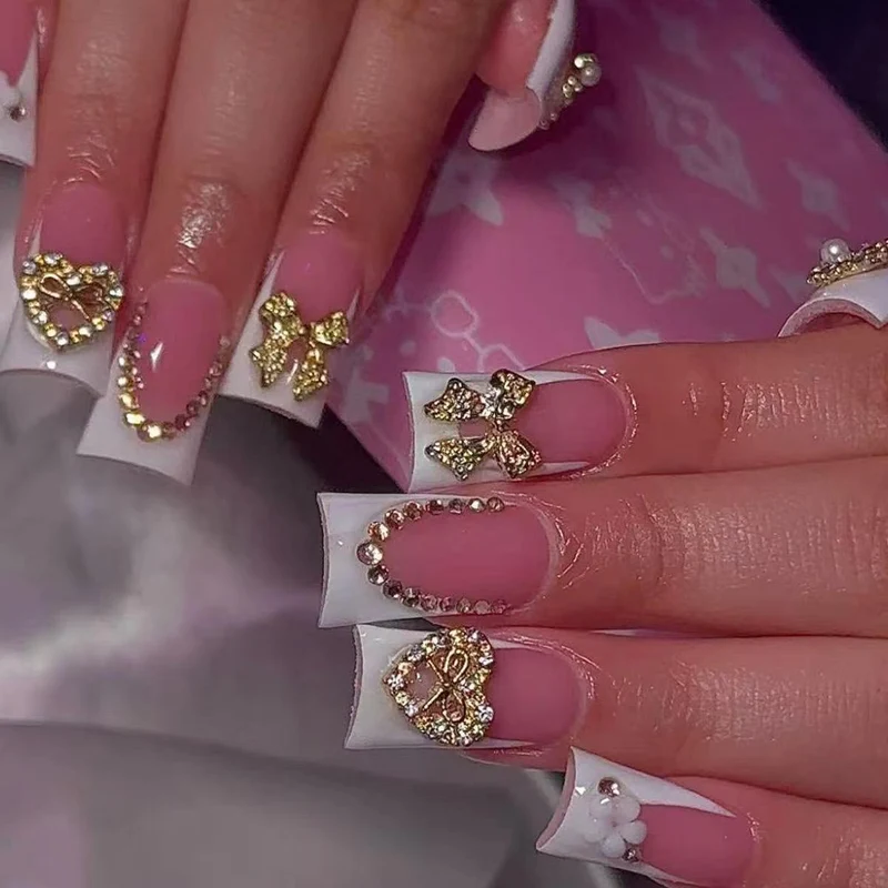 Glamouröse Blumenschmuck-Nagelverlängerungen Karnz