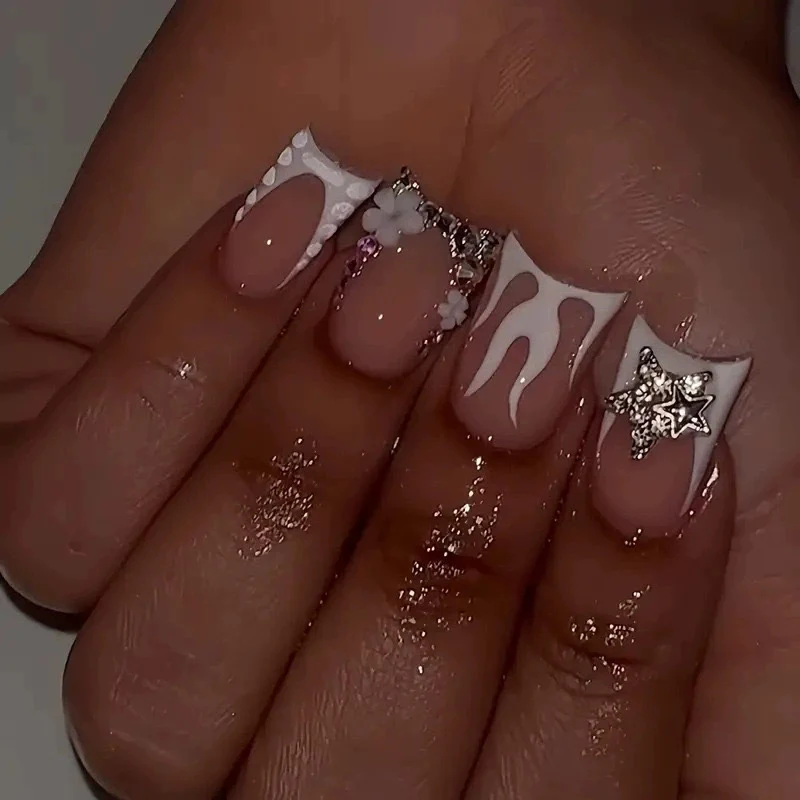 Glamouröse Blumenschmuck-Nagelverlängerungen Karnz