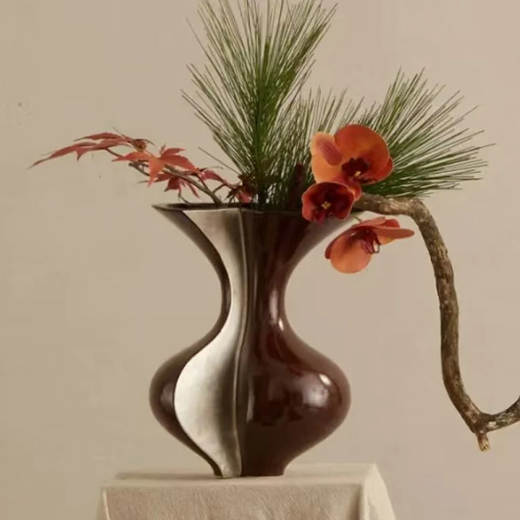 Moderne dekorative Metall- und Keramikvase