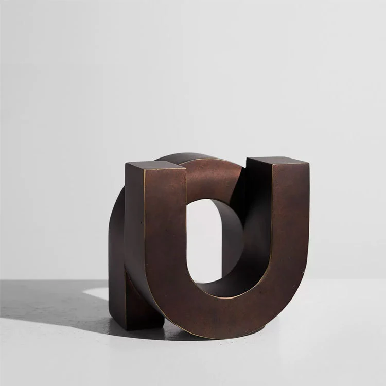 Moderne dekorative Buchstaben Skulptur