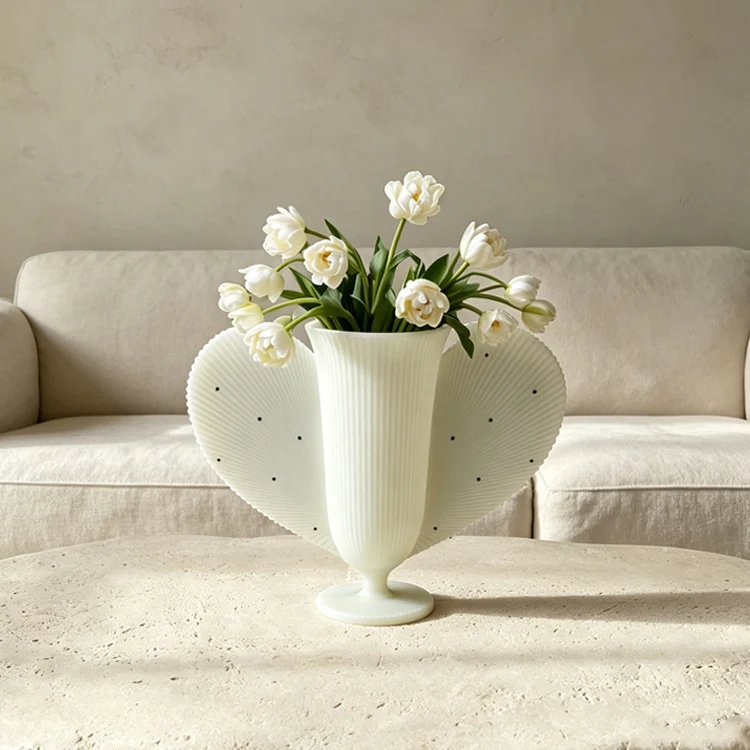 Dekorativer herzförmiger Blumenvase
