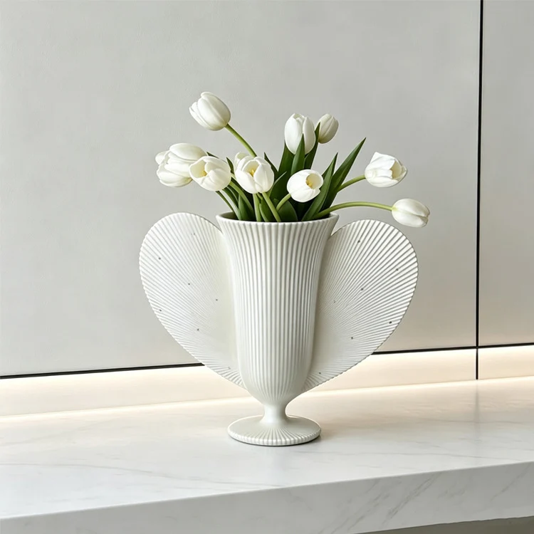 Dekorativer herzförmiger Blumenvase