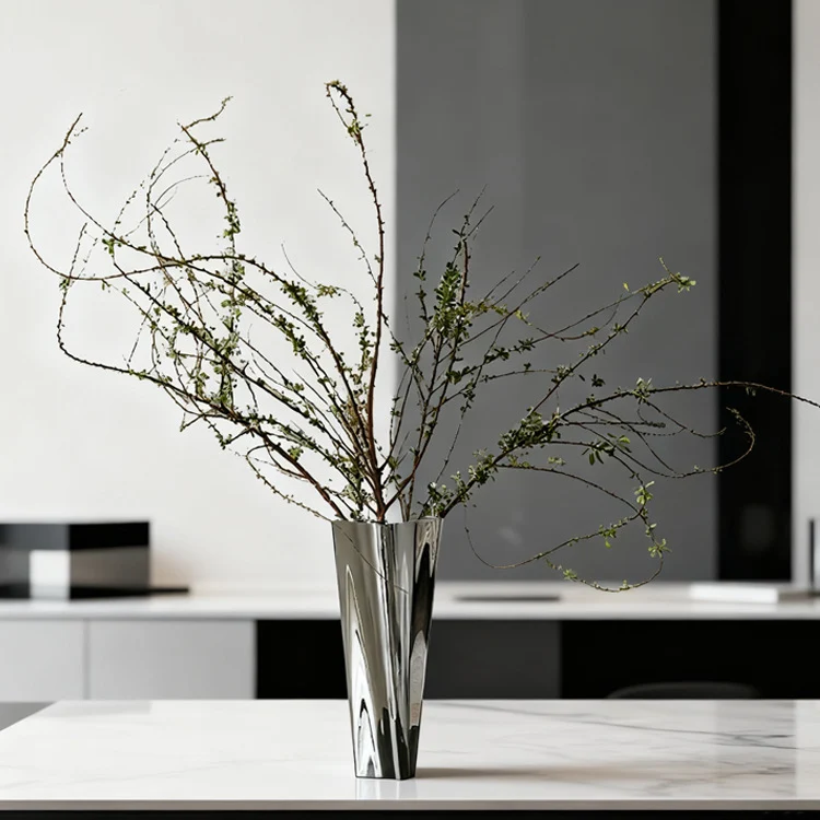 Zeitgenössische flüssige Metallvase