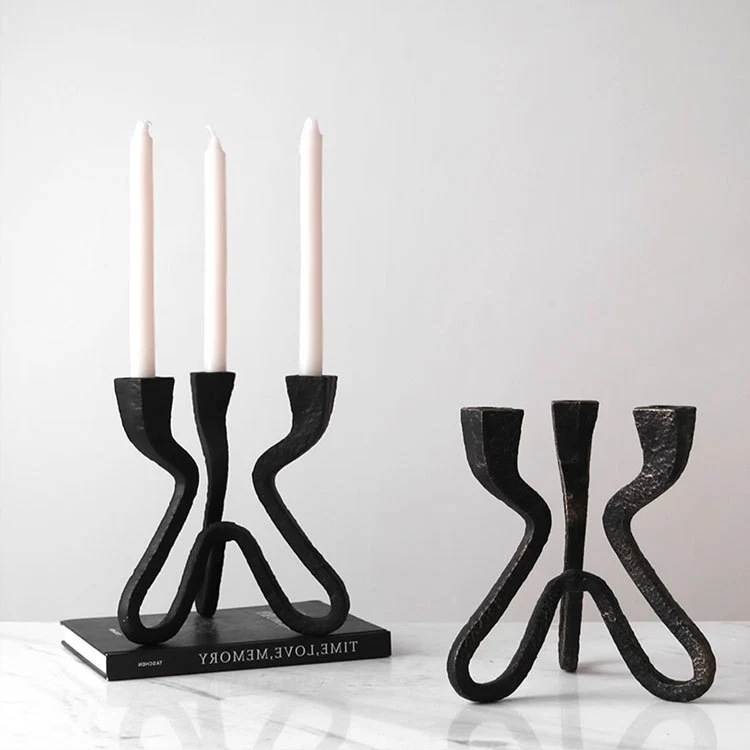 Künstlerischer Metallkerzenständer
