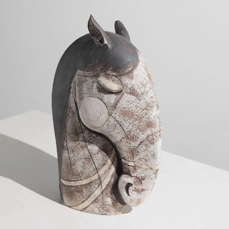 Künstlerische Pferdekopfskulptur