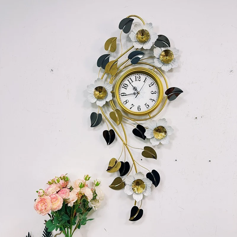 Floral Wanduhr Kunst mit elegantem Metallrahmen Karnz