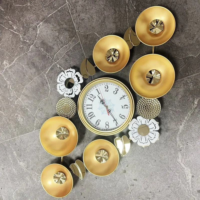 Elegante dekorative Wanduhr mit floralen Akzenten Karnz