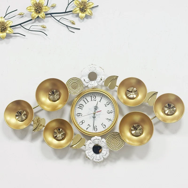 Elegante dekorative Wanduhr mit floralen Akzenten Karnz