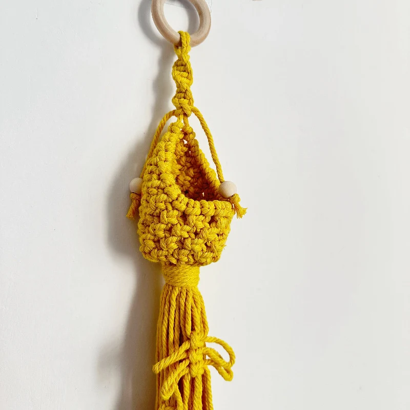Macrame Pflanzenaufhänger mit dekorativen Quasten Karnz