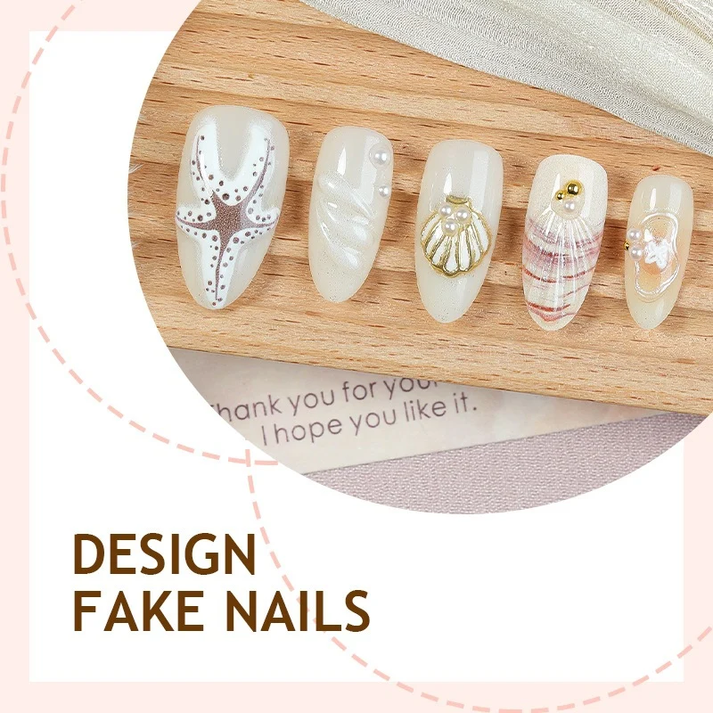 luxuriöses Kunstnagelset mit maritimen Designs und goldenen Akzenten Karnz
