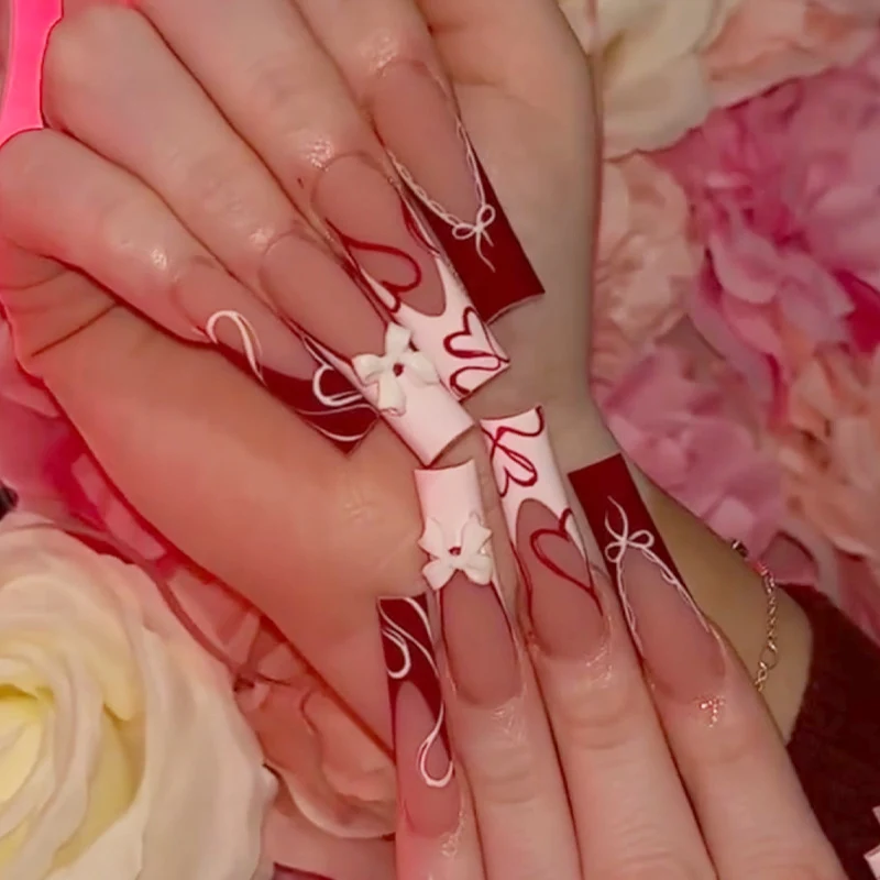 kunstvolles Nagelset mit Herz- und Schleifenmotiven Karnz