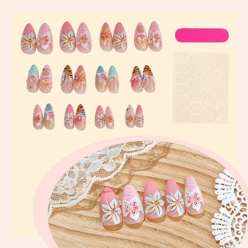 Kunstvolle Nagelset mit floralen Akzenten Karnz