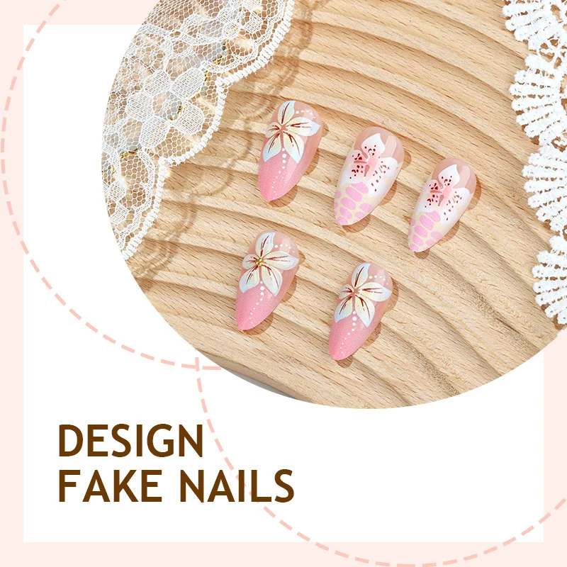 Kunstvolle Nagelset mit floralen Akzenten Karnz