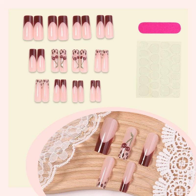 Kunstnagelset mit zarter Ombre- und Kirschblüten-Design Karnz