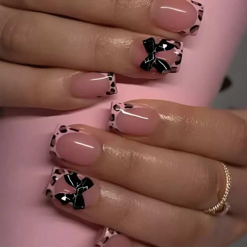 Kunstnagelset mit zarten Schleifen- und Leopardenmustern Karnz