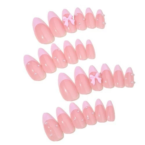 Kunstnagelset mit zarten Schleifen- und Glitzerakzenten Karnz