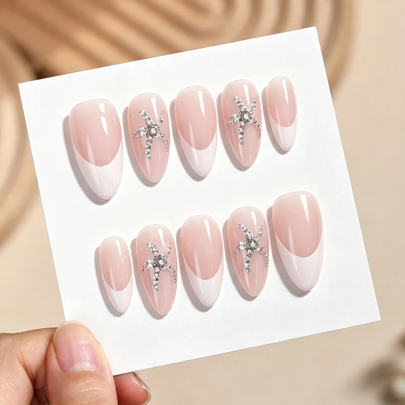 Kunstnagelset mit zarten Perlglanz- und Glitzerakzenten Karnz