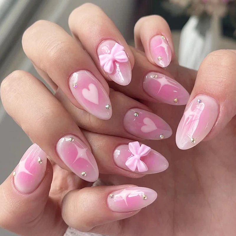 Kunstnagelset mit zarten herzförmigen Akzenten Karnz