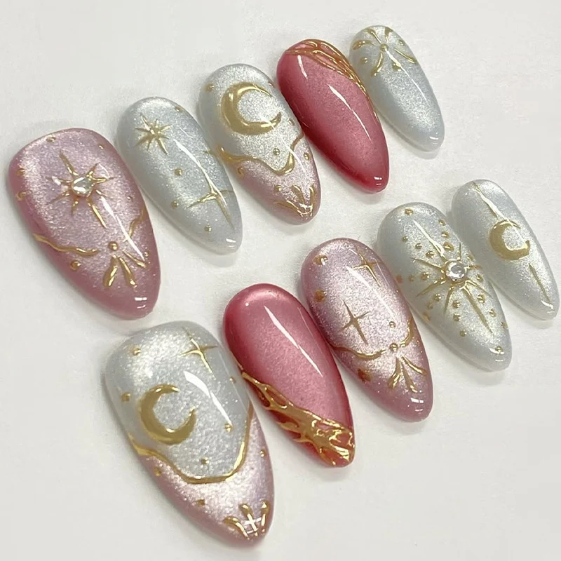 Kunstnagelset mit zarten Goldverzierungen und mystischen Motiven Karnz