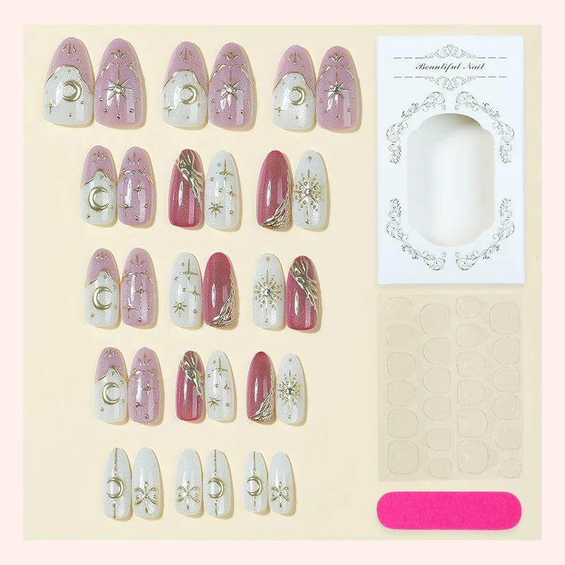 Kunstnagelset mit zarten Goldverzierungen und mystischen Motiven Karnz