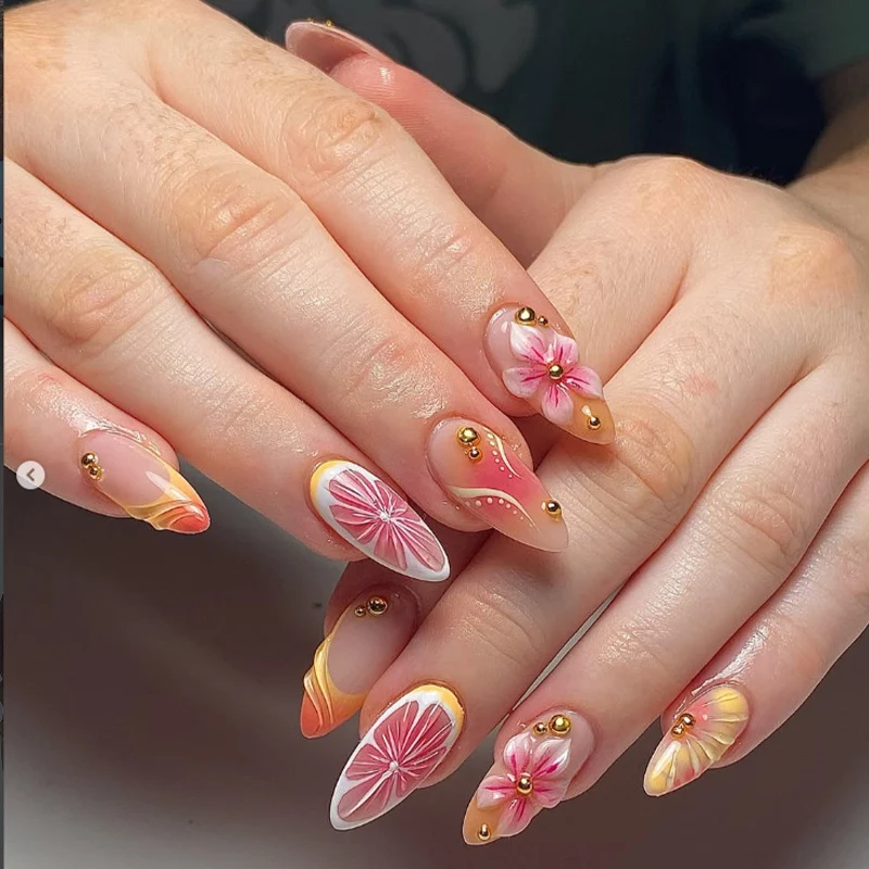 Kunstnagelset mit zarten floralen Verzierungen Karnz