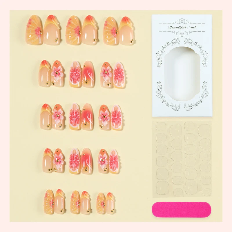Kunstnagelset mit zarten floralen Verzierungen Karnz