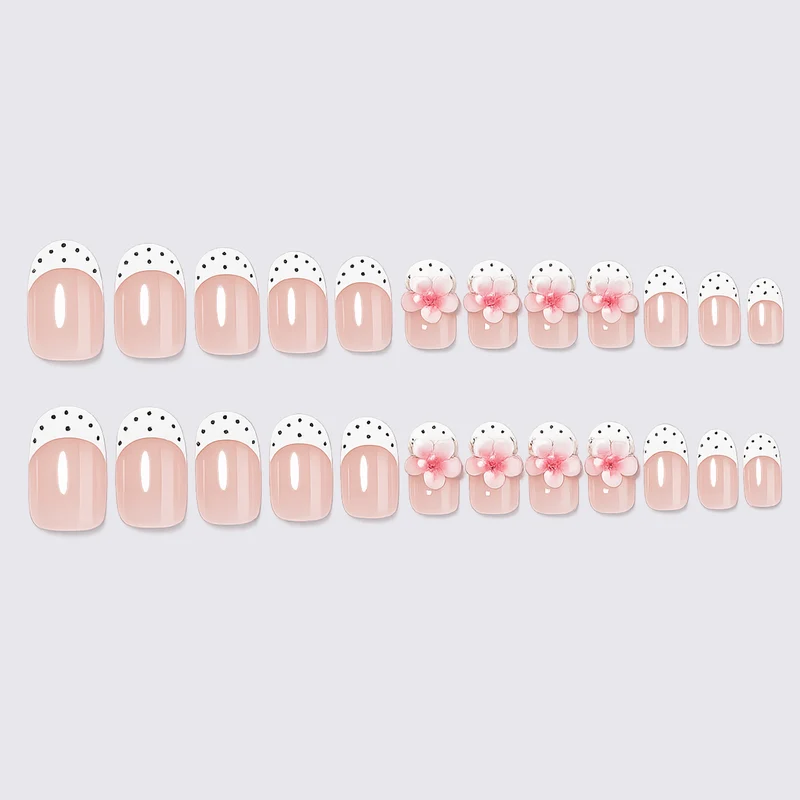 Kunstnagelset mit zarten floralen Designs und eleganten Akzenten Karnz