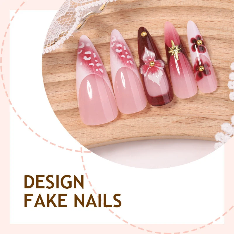 Kunstnagelset mit zarten floralem Design und glamourösen Akzenten Karnz
