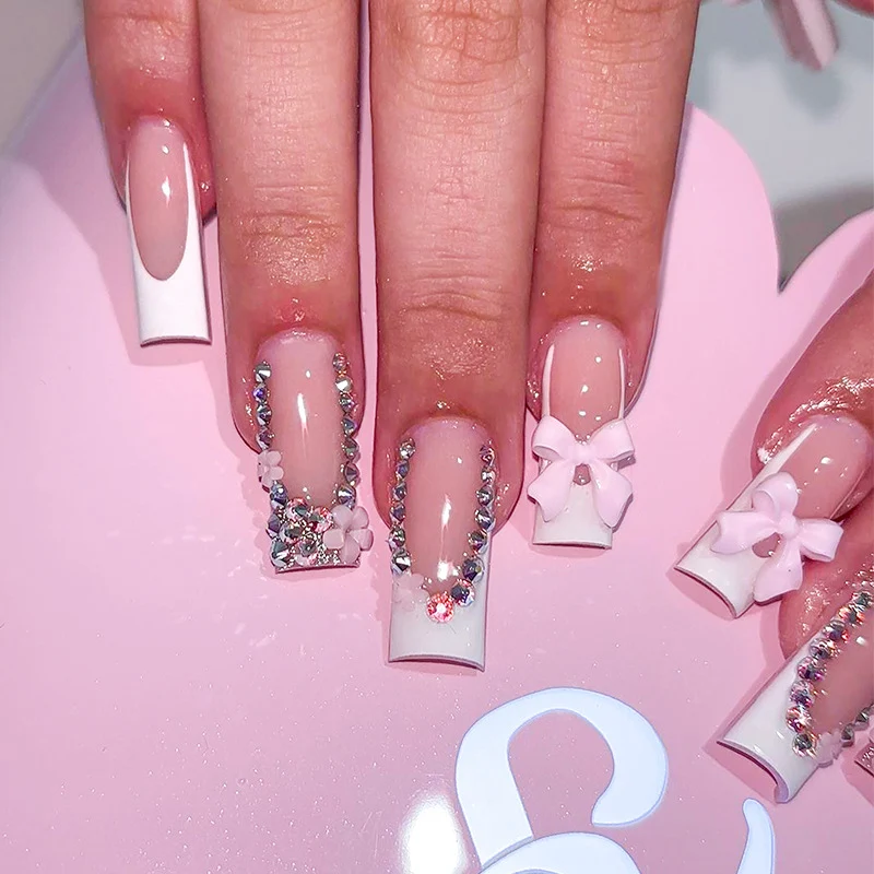 Kunstnagelset mit zarten Details und glamourösen Verzierungen Karnz