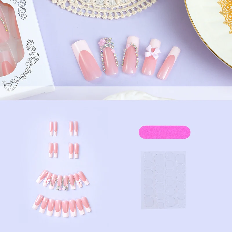 Kunstnagelset mit zarten Details und glamourösen Verzierungen Karnz