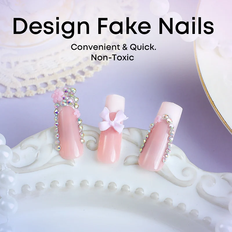 Kunstnagelset mit zarten Details und glamourösen Verzierungen Karnz