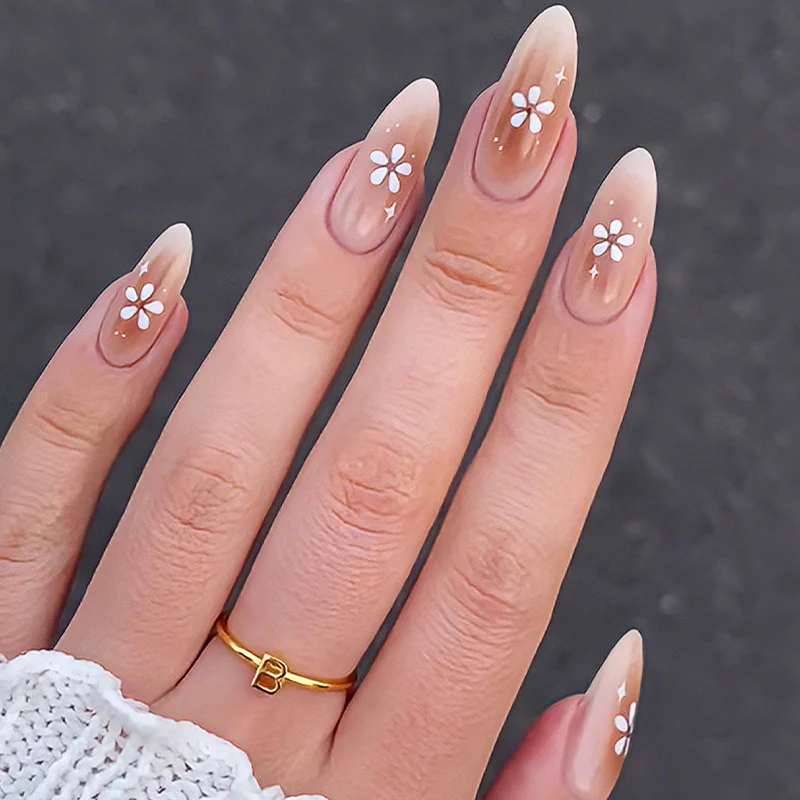 Kunstnagelset mit zarten Blütenmotiven Karnz