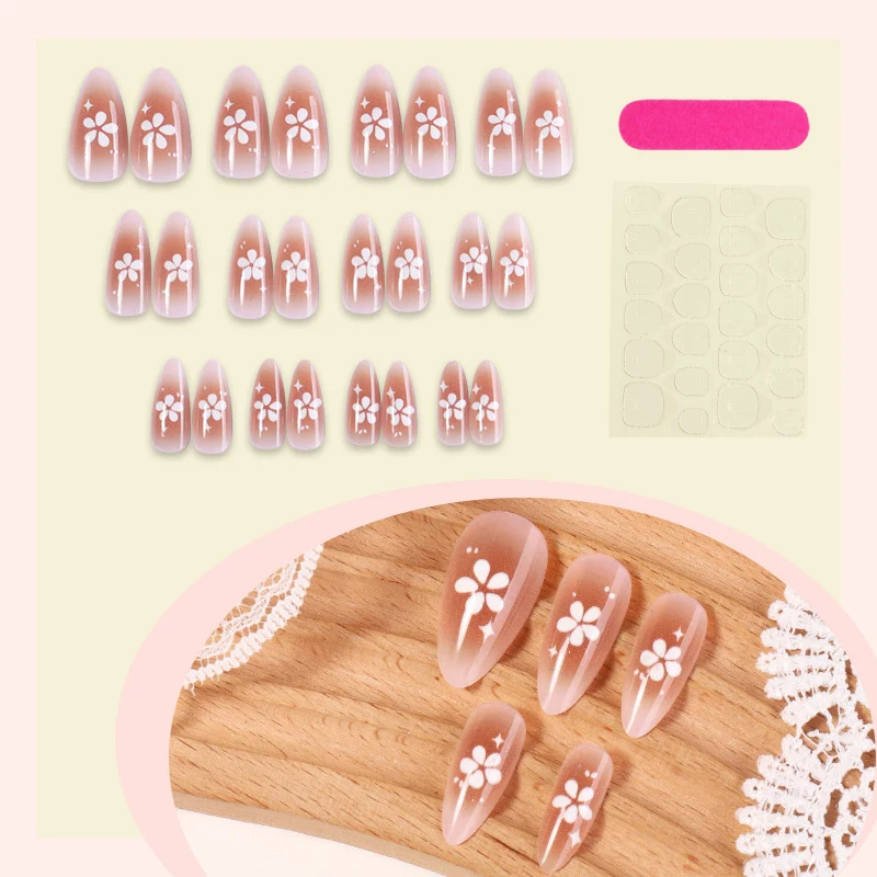 Kunstnagelset mit zarten Blütenmotiven Karnz