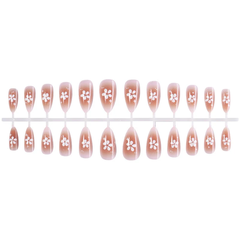 Kunstnagelset mit zarten Blütenmotiven Karnz