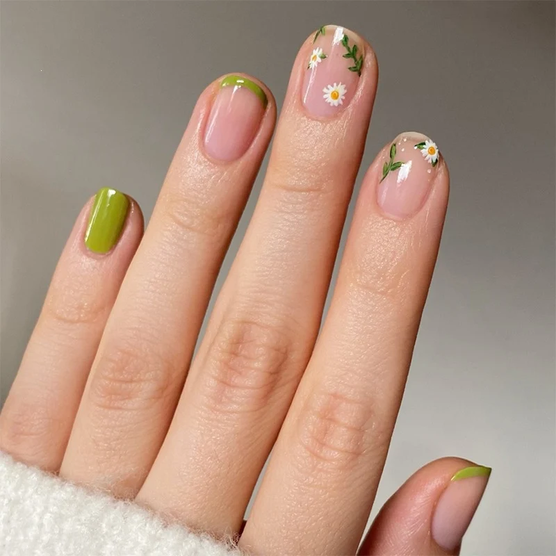 Kunstnagelset mit zarten Blüten- und grünen Akzenten Karnz