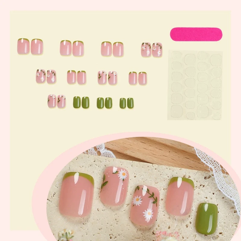 Kunstnagelset mit zarten Blüten- und grünen Akzenten Karnz