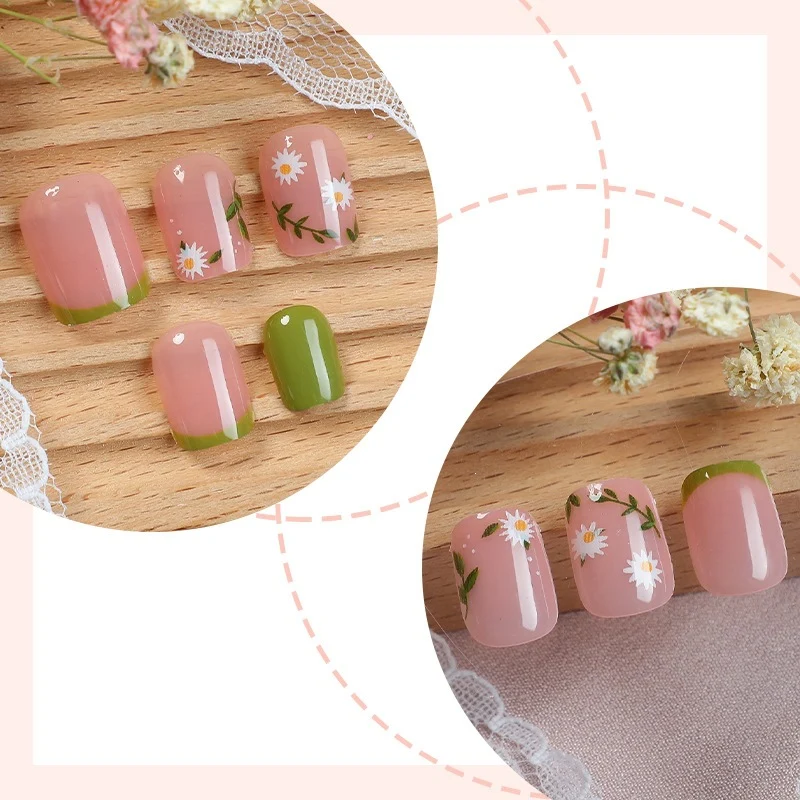 Kunstnagelset mit zarten Blüten- und grünen Akzenten Karnz