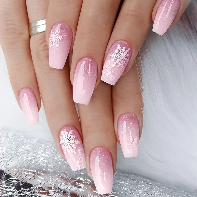 Kunstnagelset mit zarten Blüten- und Glitzermotiven Karnz