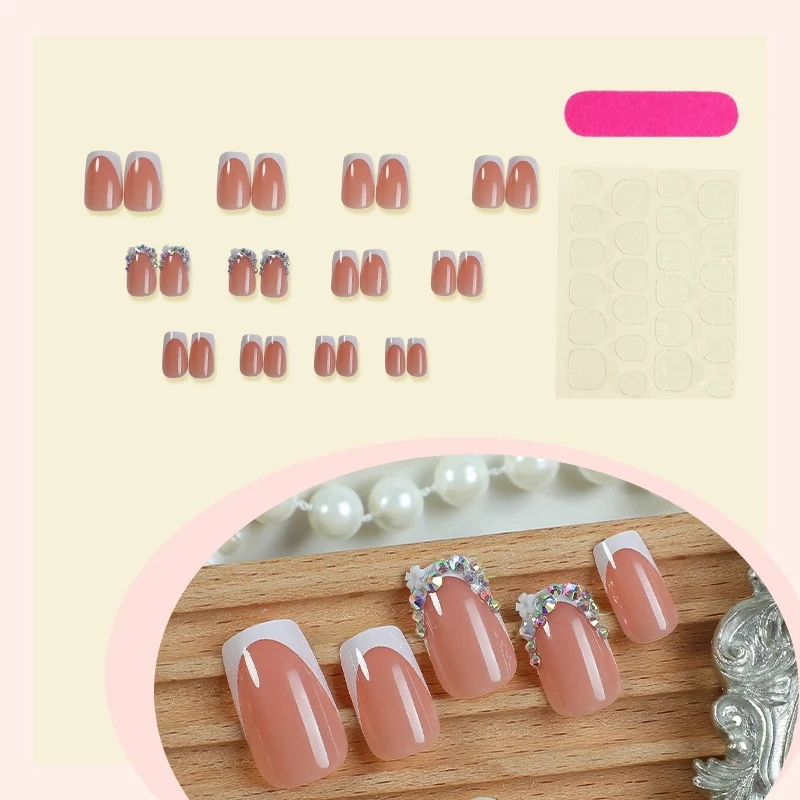 Kunstnagelset mit zarten Blüten- und Glitzerakzenten Karnz