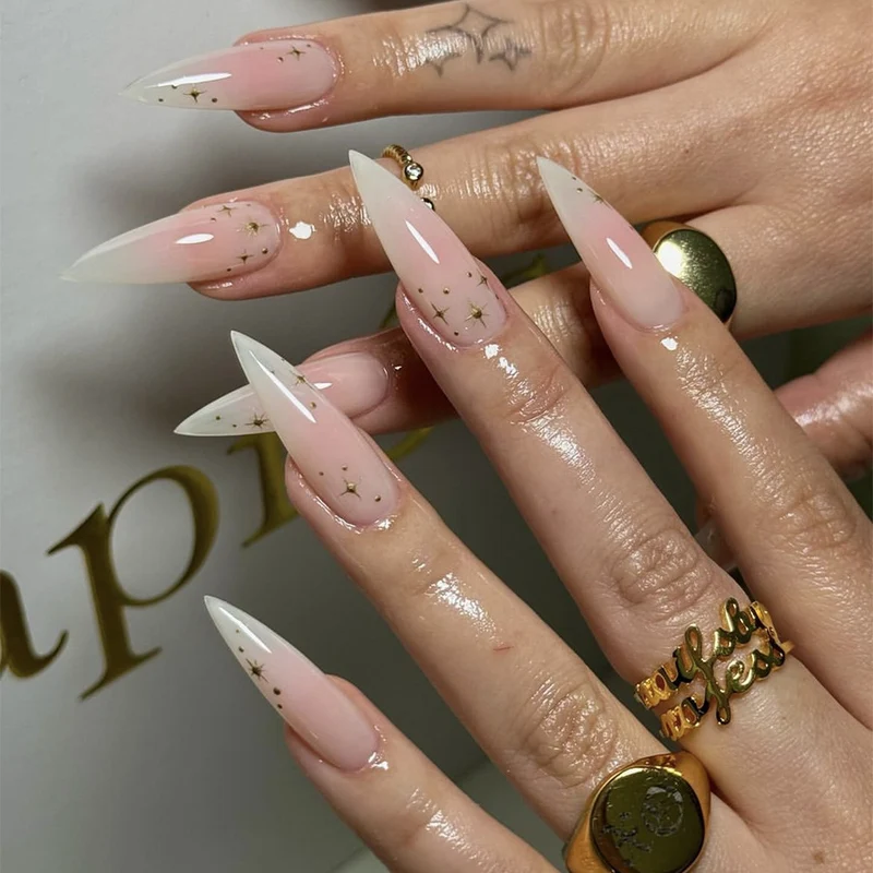 Kunstnagelset mit zartem Ombre-Design und glamourösen Sternakzenten Karnz