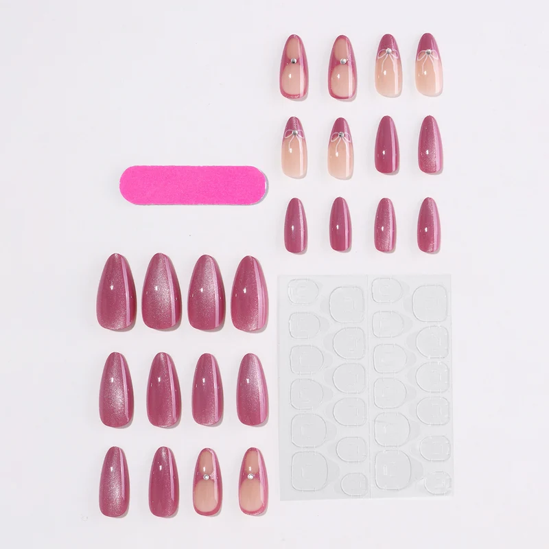 Kunstnagelset mit zartem Glitzer- und Blütenmotiv Karnz