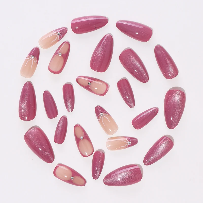 Kunstnagelset mit zartem Glitzer- und Blütenmotiv Karnz