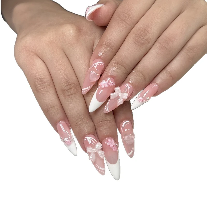 Kunstnagelset mit zartem Blumendesign Karnz