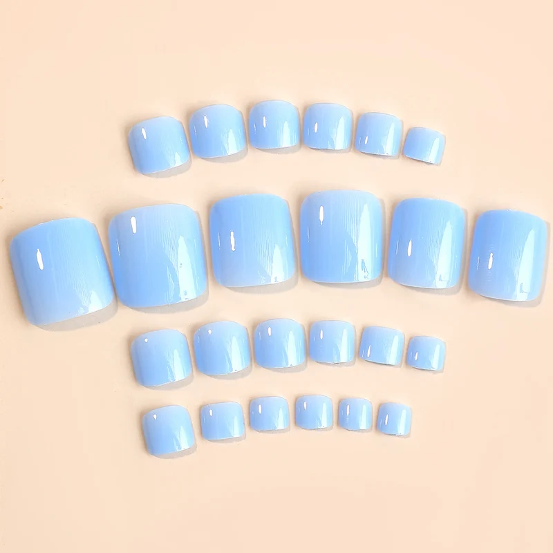 Kunstnagelset mit zartem Blau und pflegenden Zubehör Karnz
