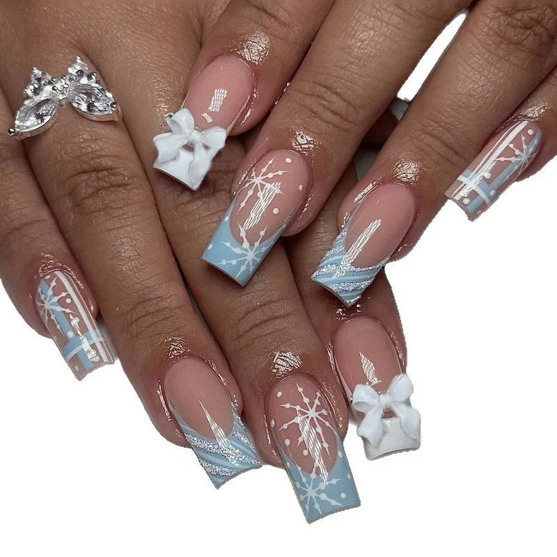 Kunstnagelset mit winterlichen Schneeflocken- und Schleifenmotiven Karnz